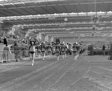 885083 Afbeelding van een optreden van het majorette- en het muziekkorps van de Koninklijke Biltse Harmonie, tijdens de ...